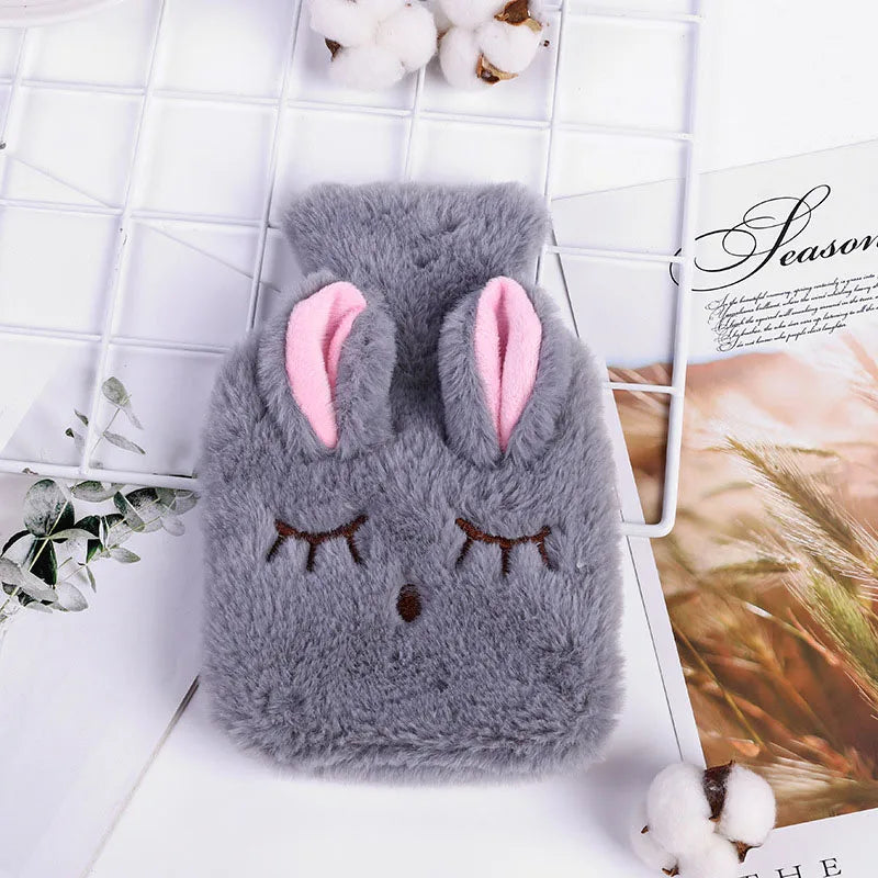 Bouillotte peluche lapin gris aux oreilles roses, yeux fermés