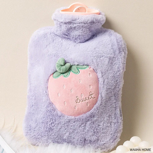 Bouillotte peluche lilas ornée d'une fraise rose