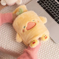 Bouillotte peluche poussin jaune tenue entre les mains