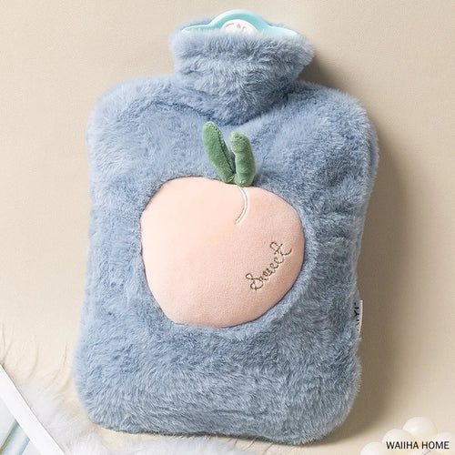 Bouillotte peluche bleu ciel ornée d'une pêche rose