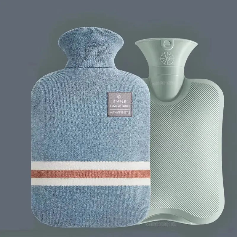 Bouillotte eau chaude bleue avec sa housse, 2 L