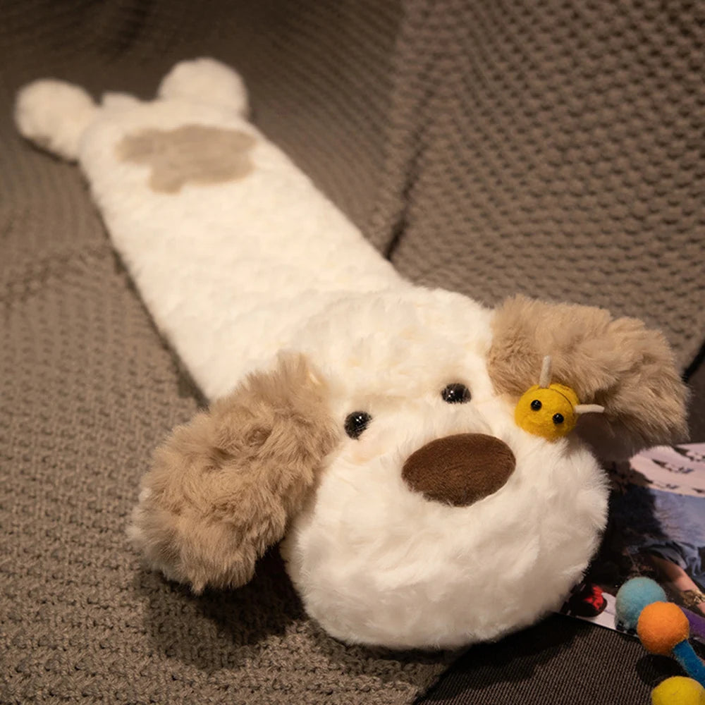 Bouillotte longue peluche chien blanc et marron, une abeille sur le museau