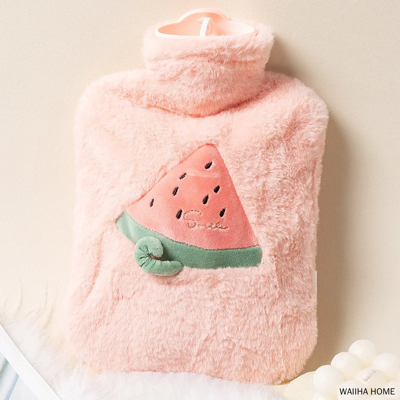 Bouillotte peluche rose ornée d'une tranche de pastèque