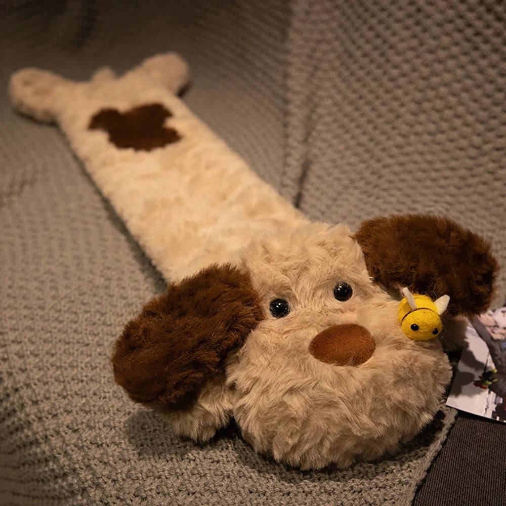 Bouillotte longue peluche chien marron clair, une abeille sur le museau
