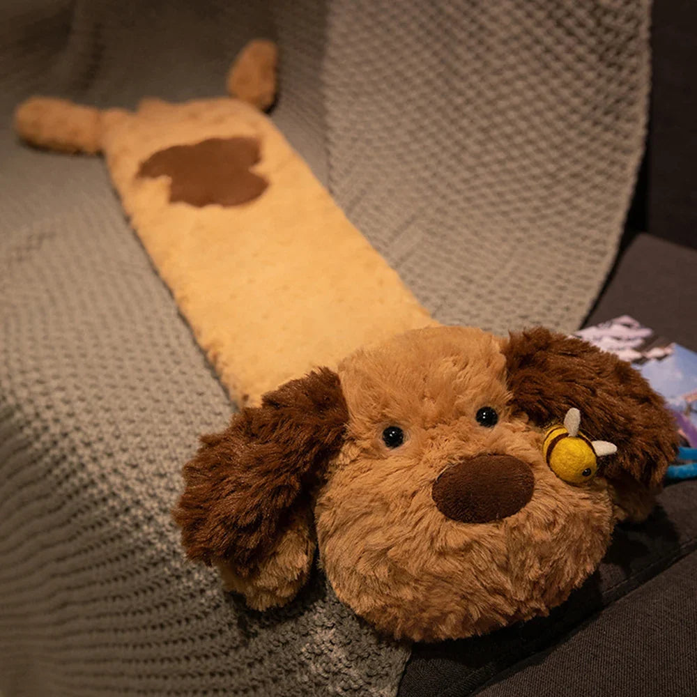 Bouillotte longue peluche chien marron foncé, une abeille sur le museau